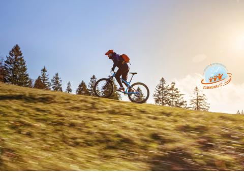 Bannière Open Badges avec un cycliste dans la nature et le logo du badge