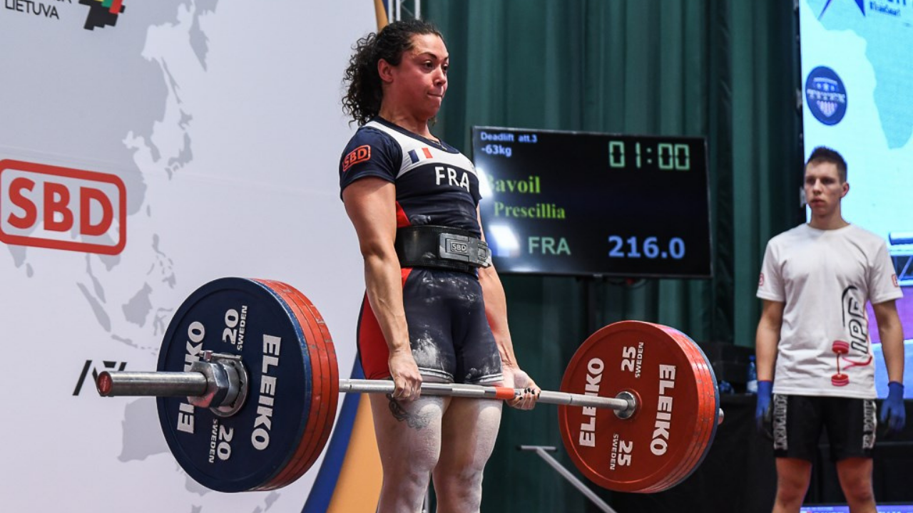 Sports Nationaux. Athlétique Femme Mature Debout Dans La Planche