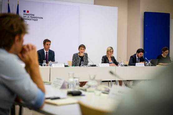 La ministre de la Transition énergétique, Agnès Pannier-Runacher, et la ministre des Sports et des Jeux Olympiques et Paralympiques, Amélie Oudéa-Castéra, ont réuni ce mardi 30 août les acteurs du monde sportif