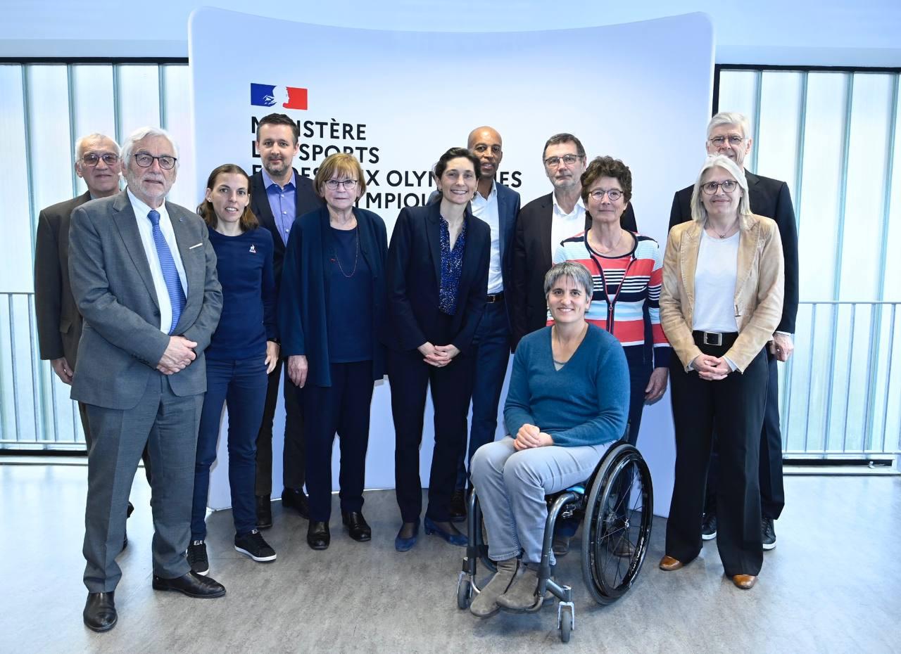 Photo de groupe lors du comité national pour renforcer l’éthique et la vie démocratique dans le sport