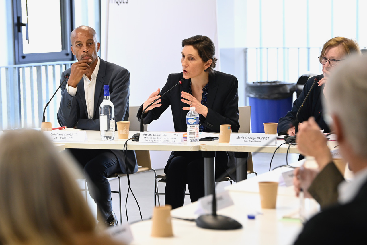 Amélie Oudéa-Castéra, ministre des Sports et des Jeux Olympiques et Paralympiques, au coté de Stéphane Diagana, co-président du comité, lors de l'installation du comité  national pour renforcer l’éthique et la vie démocratique dans le sport