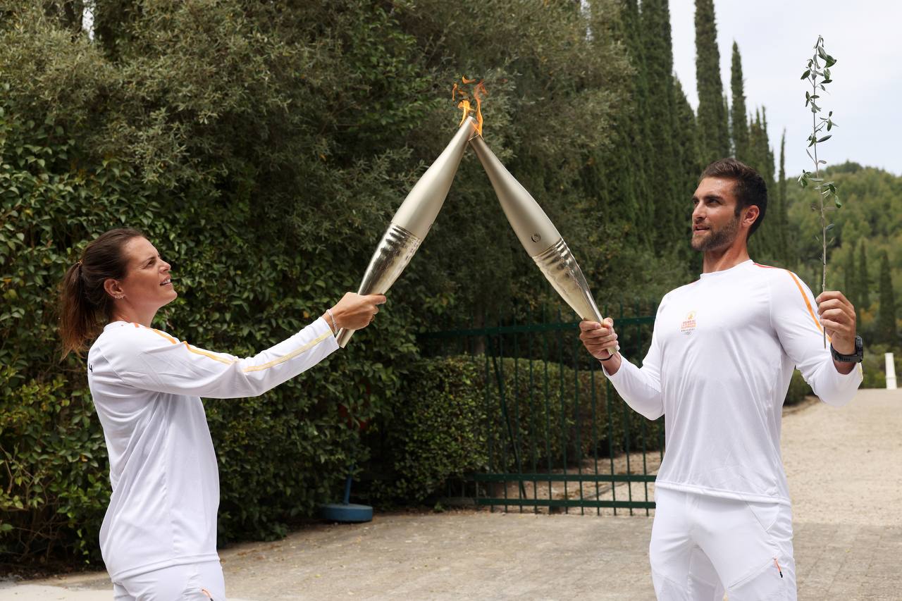 La flamme olympique est allumée à l'Olympie