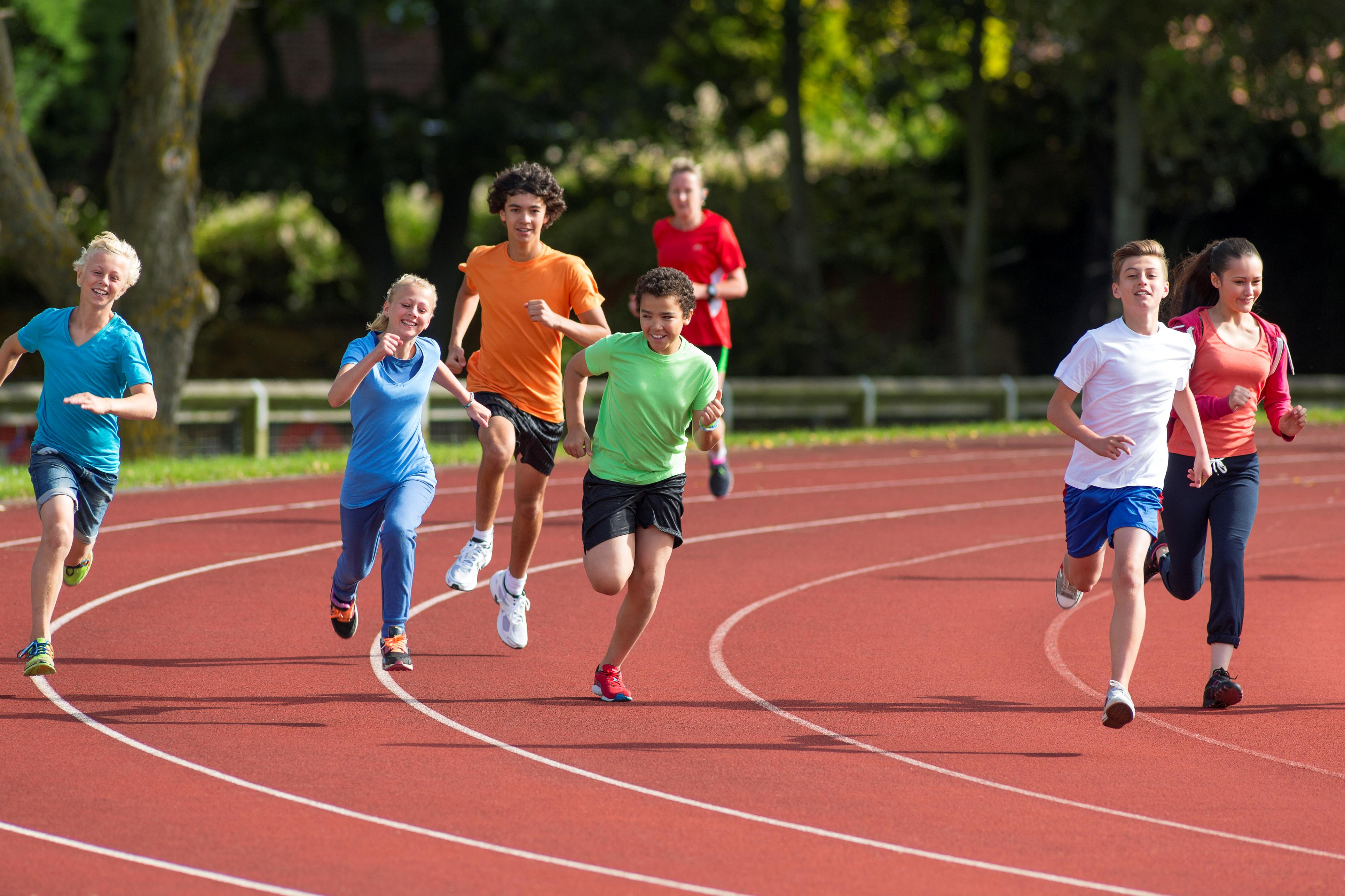 image d'une course d'adolescents autour d'un stade