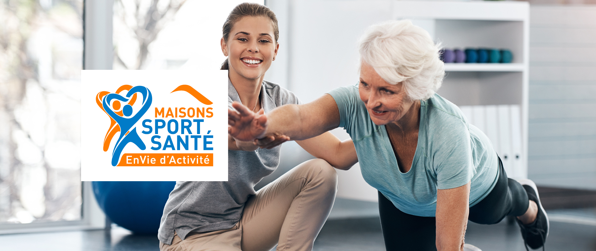 Image d'une femme âgée avec un coach sportif avec le logo maisons sport-santé