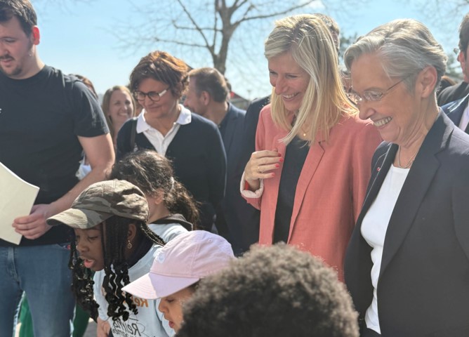 Photo d'Elisabeth Borne et de Marie Barsaq dans une école lors de la SOP 2025