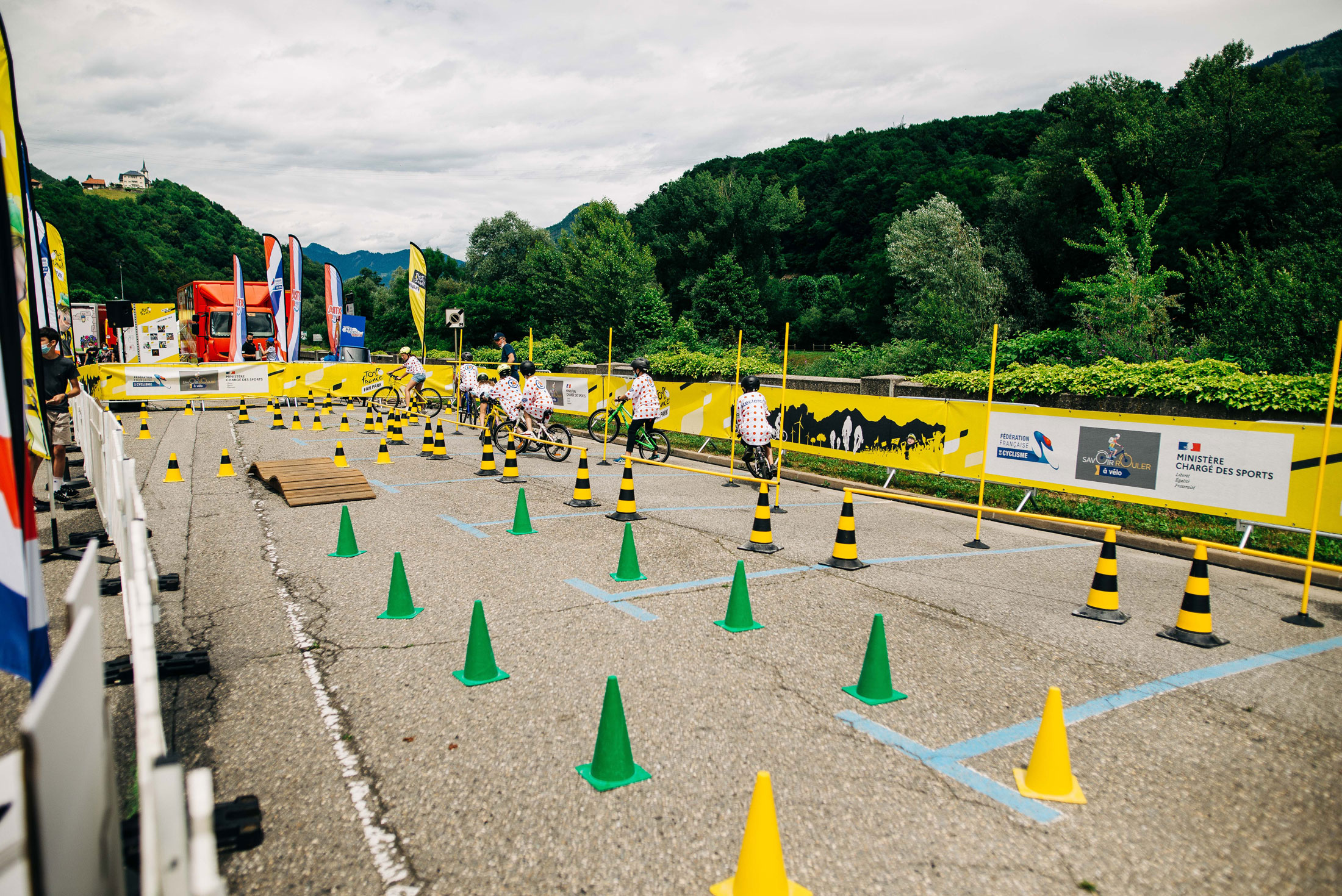 Enfants apprenant à rouler à vélo sur un circuit protégé 