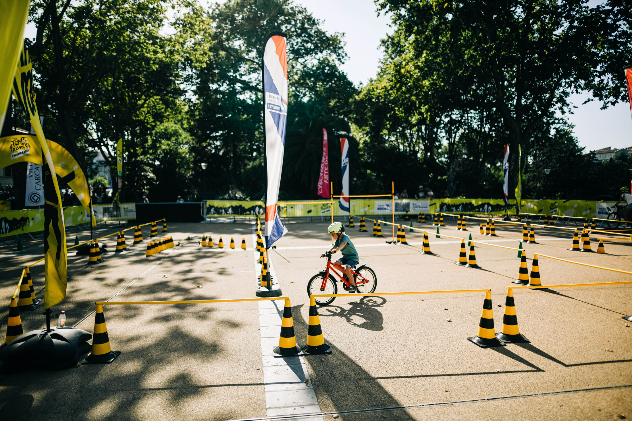 Un enfant apprenant à rouler à vélo dans un circuit protégé