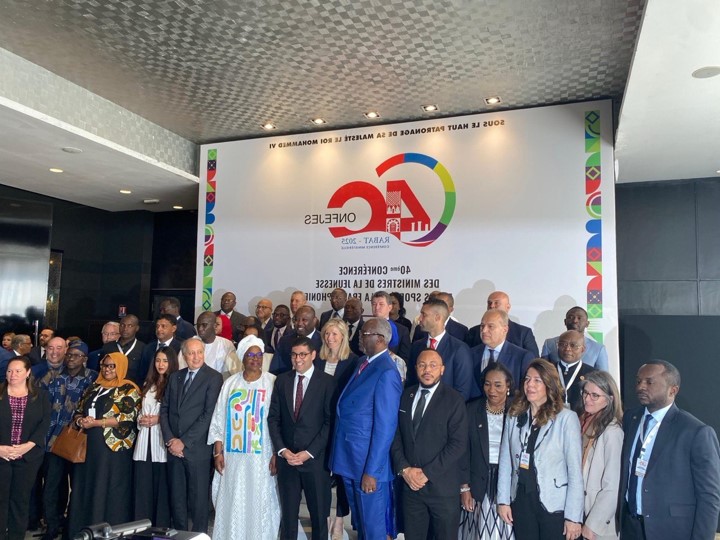 Photo avec les participants de la 40ème Conférence ministérielle de la CONFEJES avec Marie Barsacq