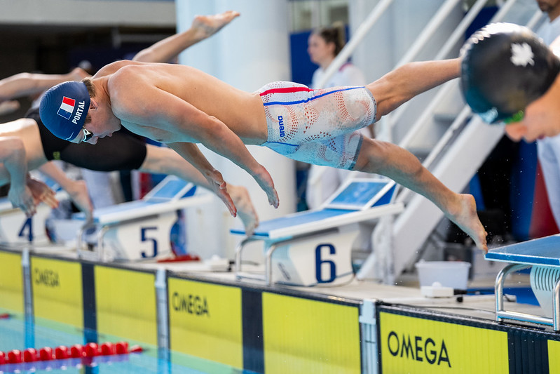 Coupe du monde de para natation avec des athlètes hommes en train de plonger dans une piscine