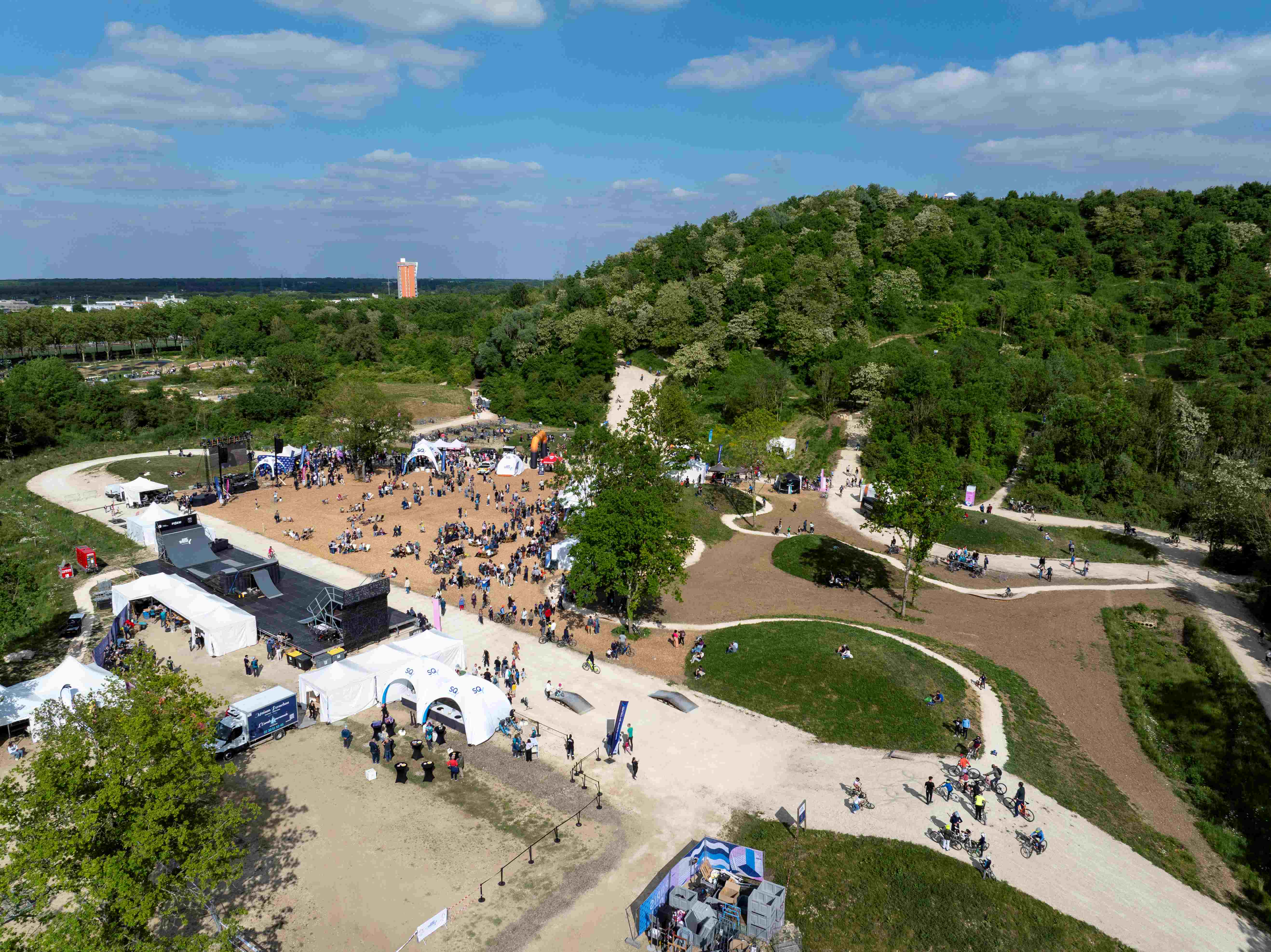Photo de l'ouverture de la colline d'Elancourt au public