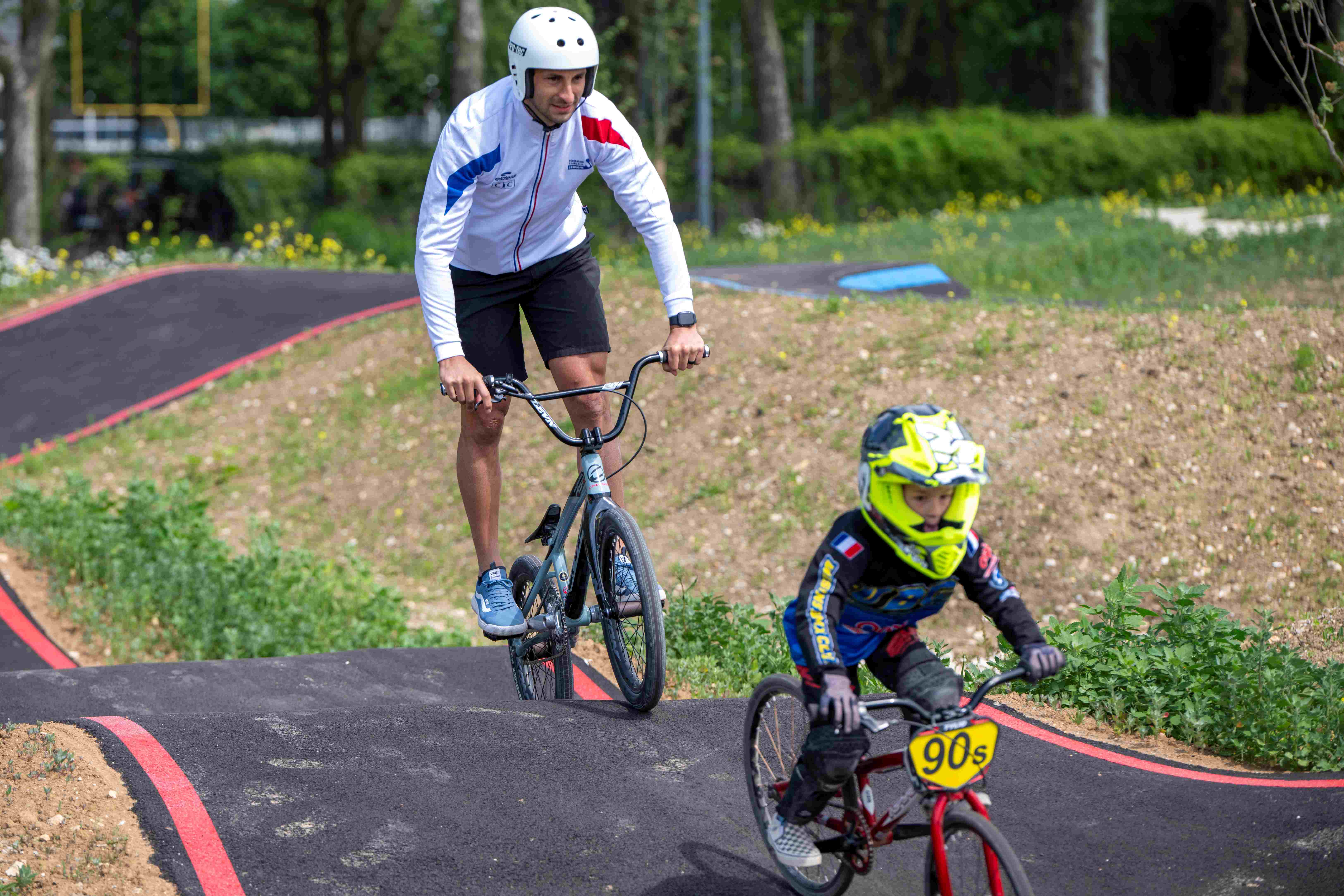 Photo d'un adulte et d'un enfant roulant à VTT sur la colline d'Elancourt