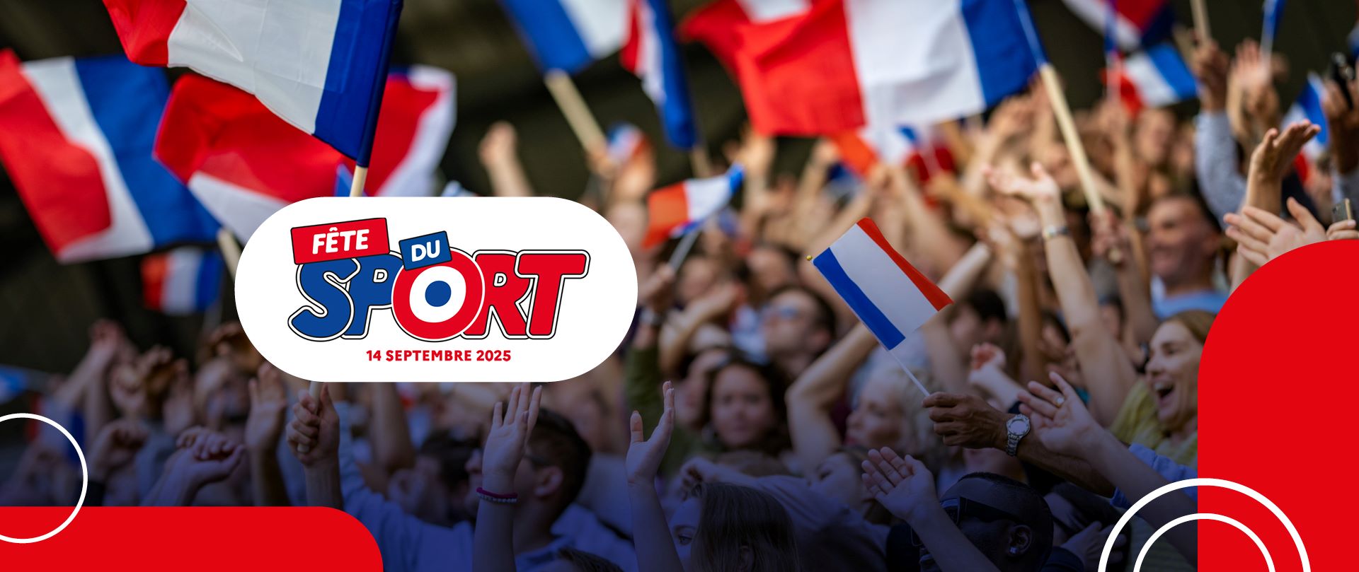 Photo avec un public brandissant des drapeaux français et le logo Fête du Sport