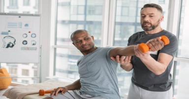 Un homme aidé par un coach sportif pour faire un mouvement avec son bras