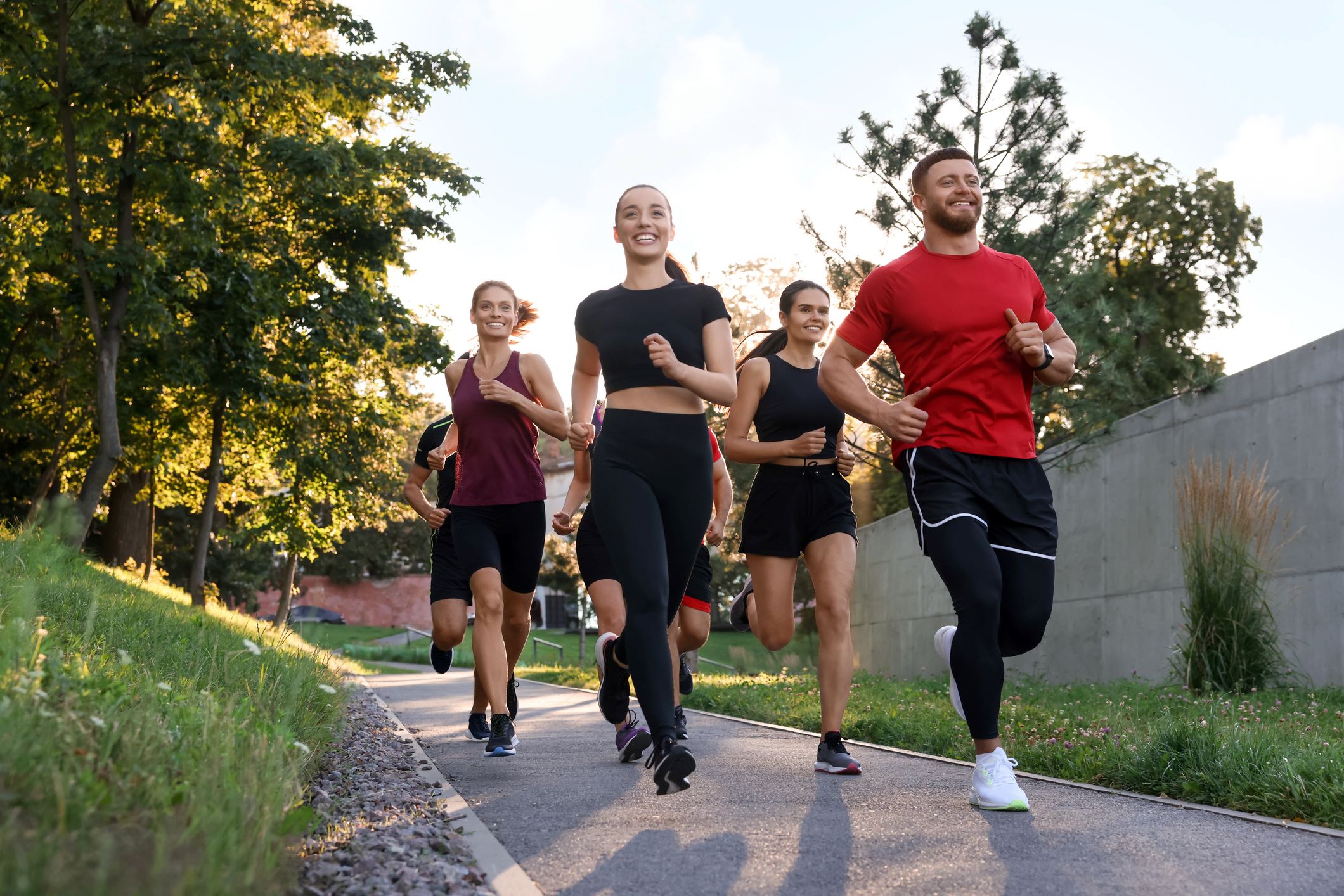 Photo de plusieurs personnes en train de faire du jogging