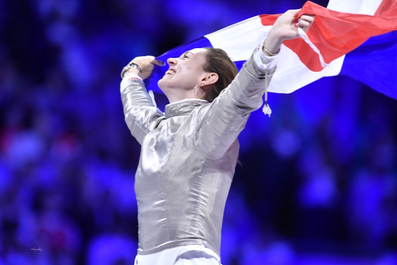 Manon Apithy-Brunet brandissant le drapeau français lors des JO Paris 2024