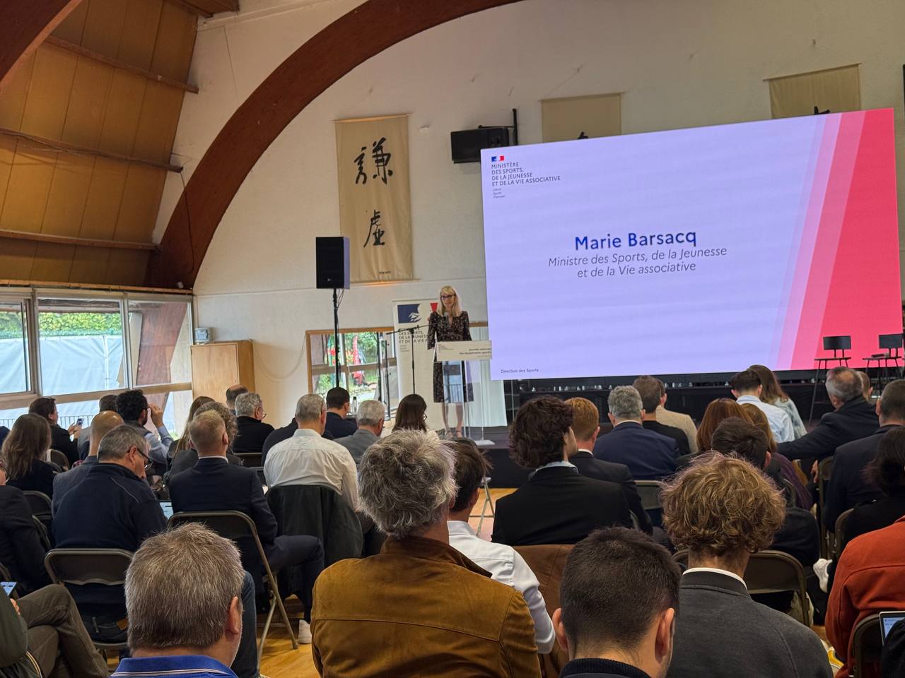 Photo de Marie Barsacq en conférence à la Journée des équipements sportifs