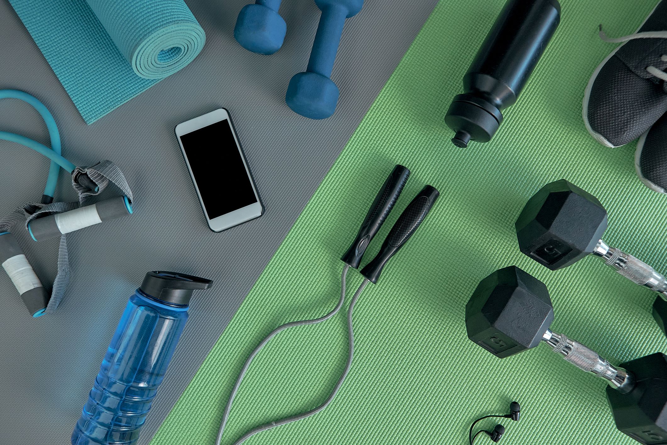 Accessoires de sport sur des tapis gris et vert