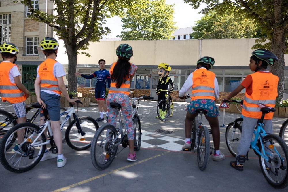Photo avec des enfants apprenant à faire du vélo dans le cadre du dispositif Ecole Solidaire