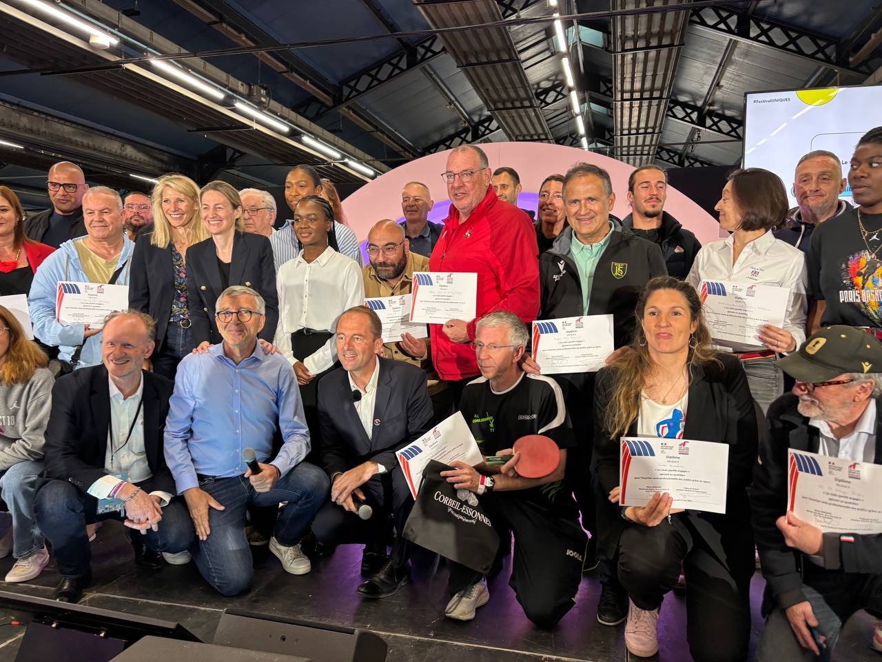Photo de Marie Barsacq avec d'autres paraticipants au festival UNIQUES 2025