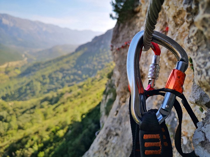 Image d'un mousqueton de sécurité pour la pratique du via ferrata en montagne