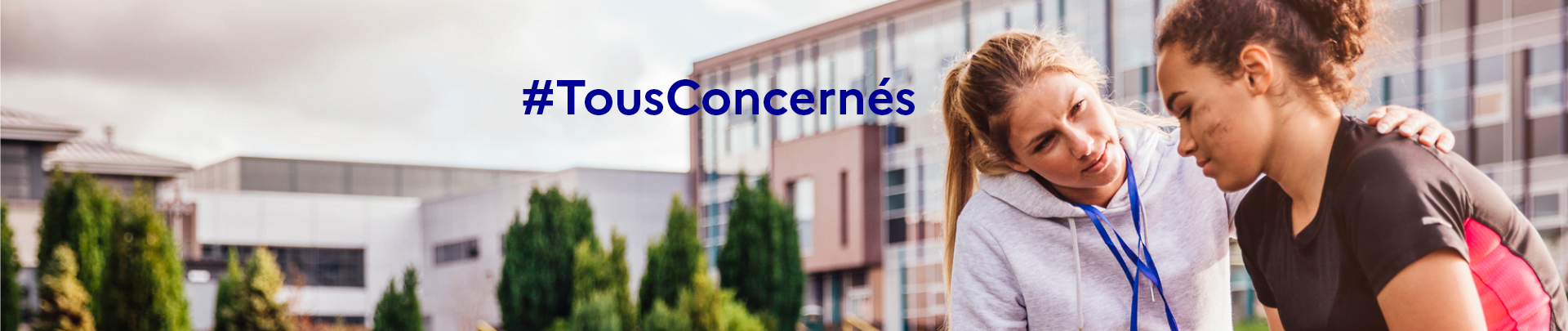 Bandeau avec deux jeunes filles en train de se réconforter et le texte "tous concernés"