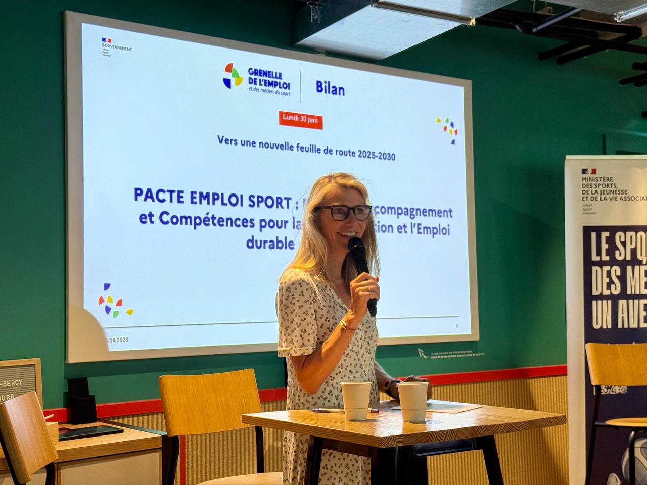 Photo de Marie Barsacq faisant une prise de parole lors du Grenelle de l'Emploi 2025