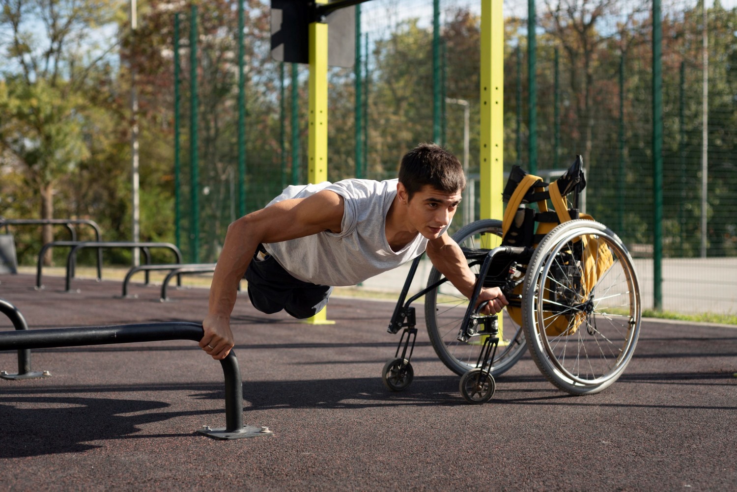 Homme handicapé faisant des pompes