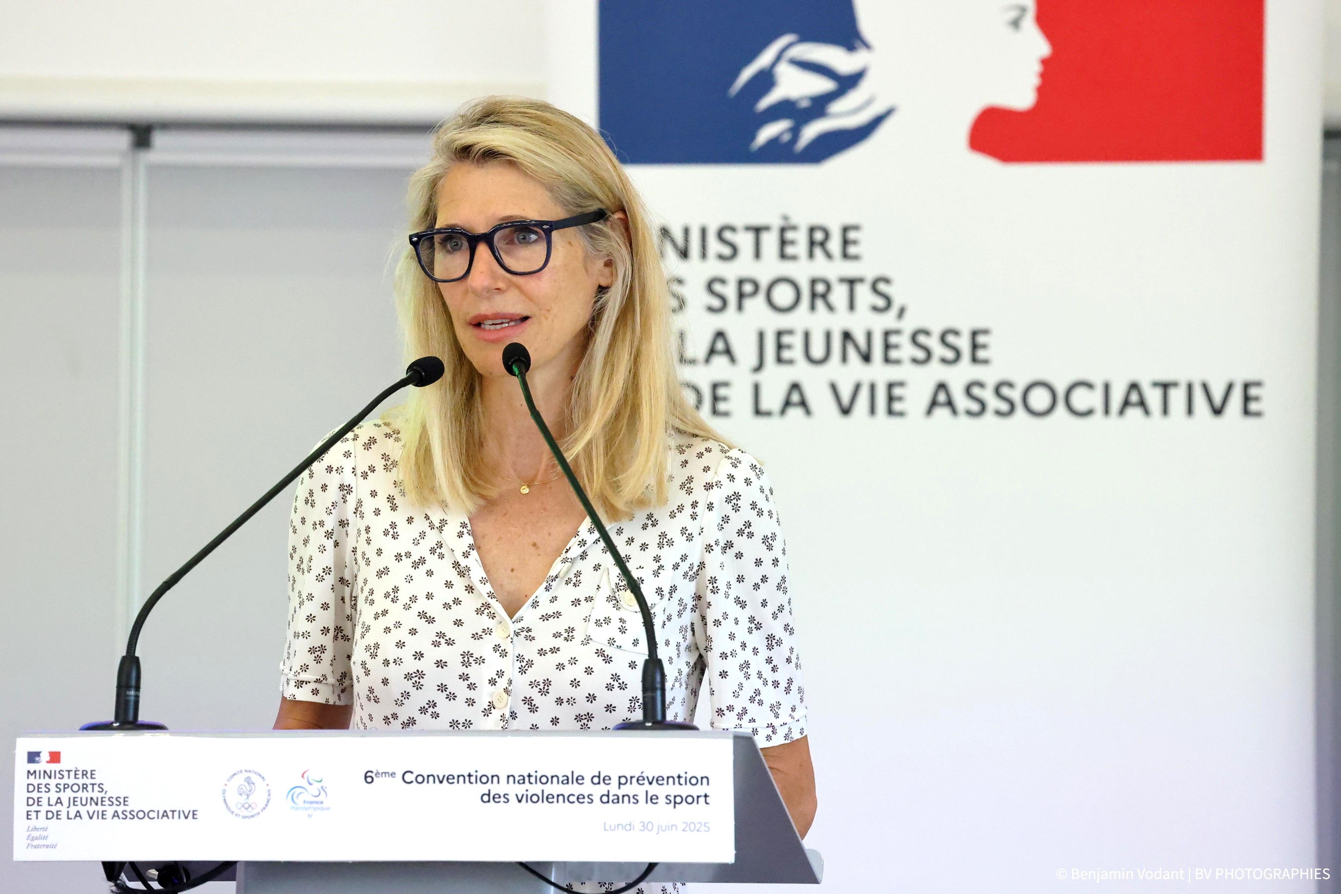 Marie Barsacq parlant au micro lors de la Convention nationale de prévention des violences dans le sport