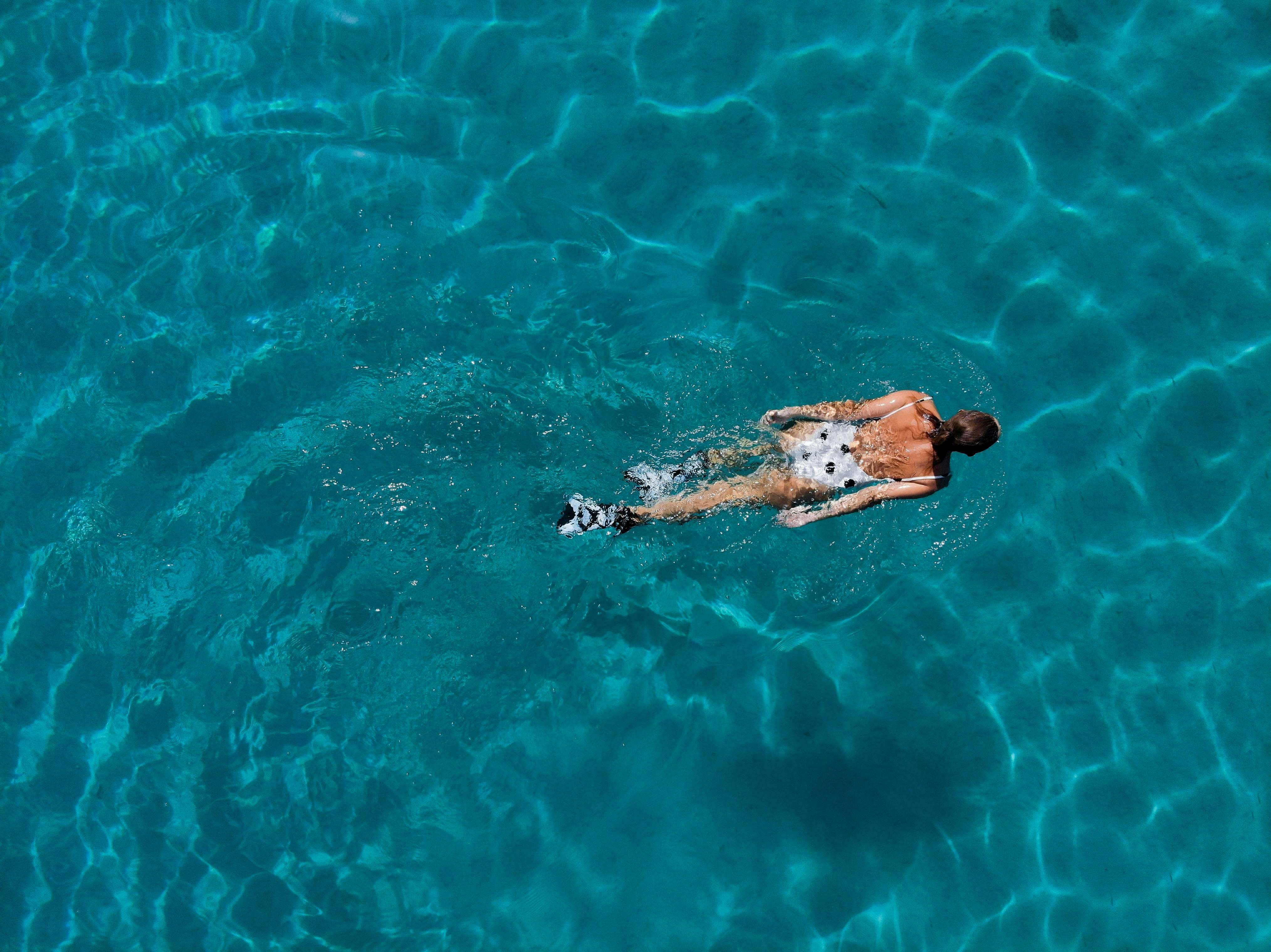 Image avec une femme en train de nager dans la mer