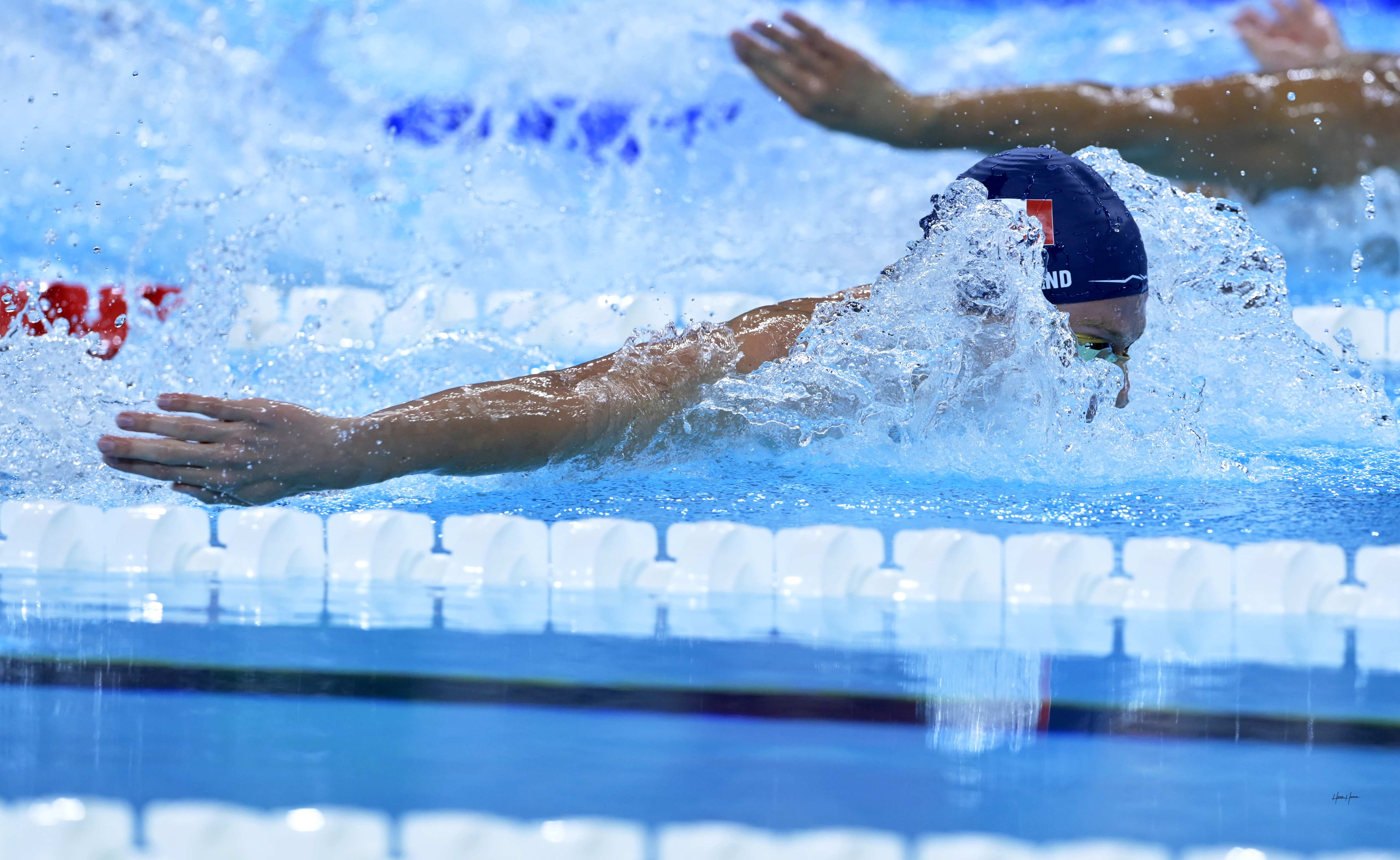 Léon Marchand en nage papillon lors des Jeux de Paris 2024
