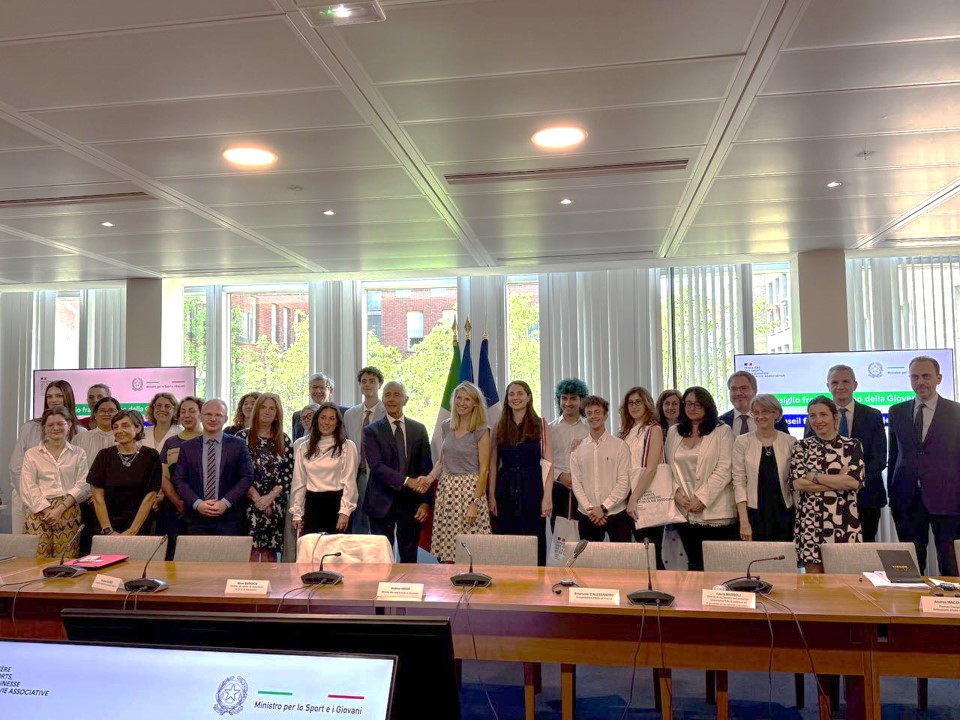 Photo des participants au Second conseil franco-italien de la Jeunesse avec Marie Barsacq et Andrea Abodi