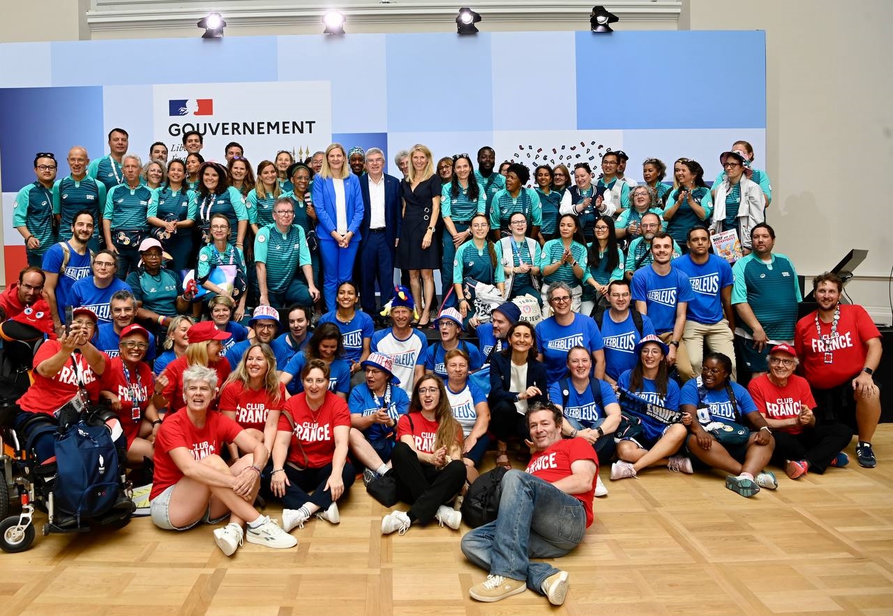 Photo avec Marie Barsacq, Kirsty Coventry et les participants à la journée anniversaire du premier anniversaire des Jeux Olympiques de Paris 2024