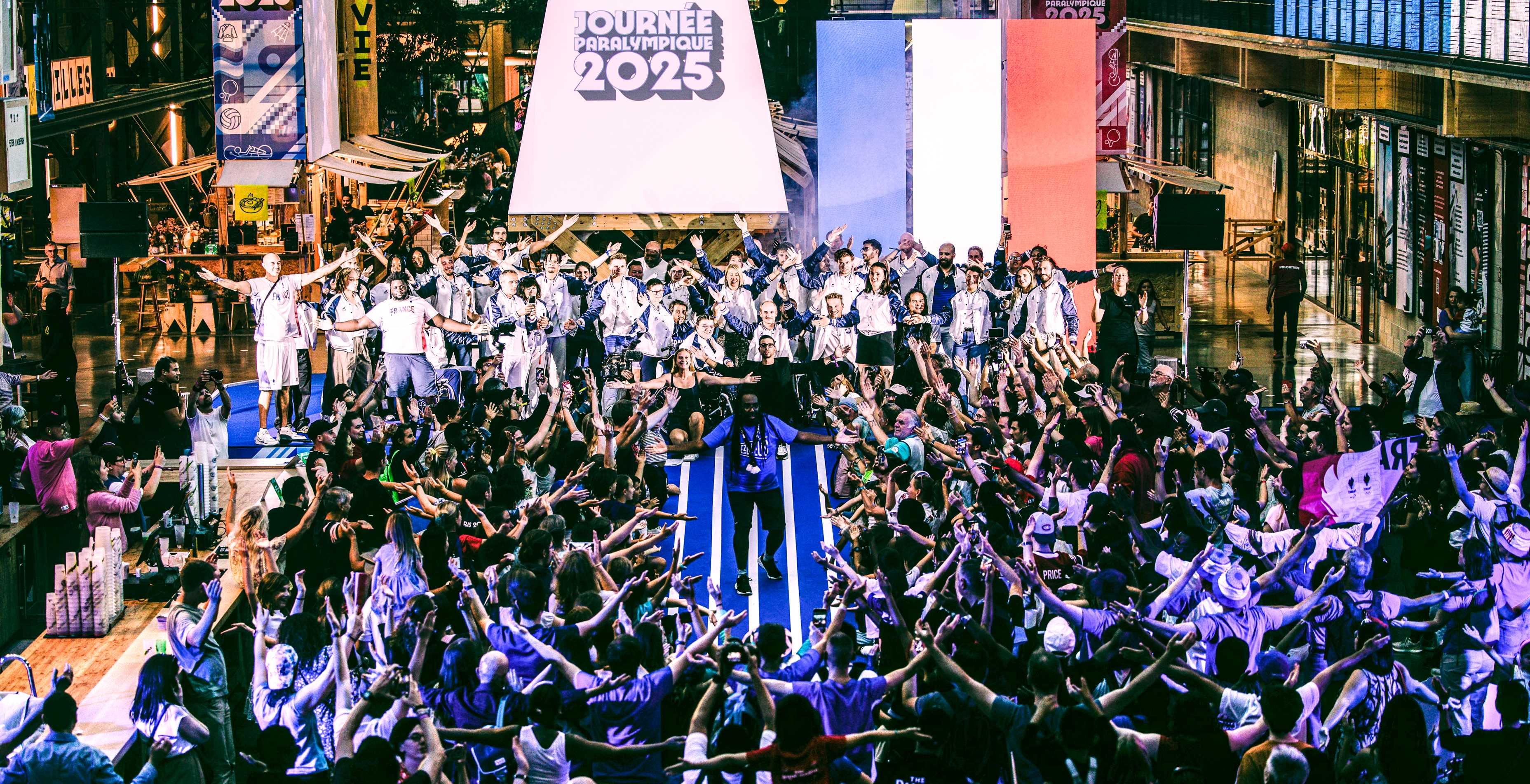 Participants à la journée paralympique 2025 avec le drapeau français