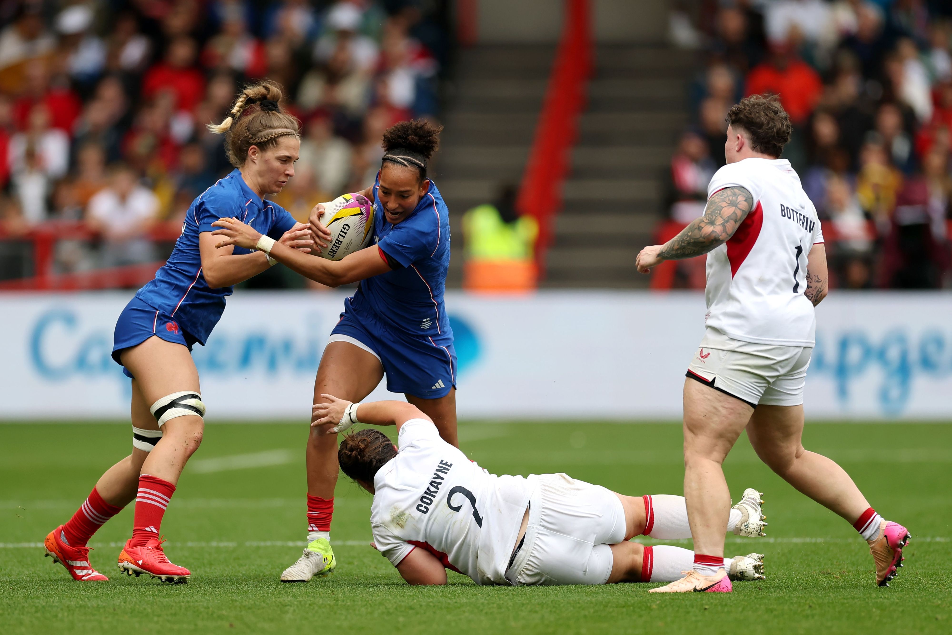 Match de la coupe du monde de rugby avec les joueuses des équipes de France et d'Angleterre