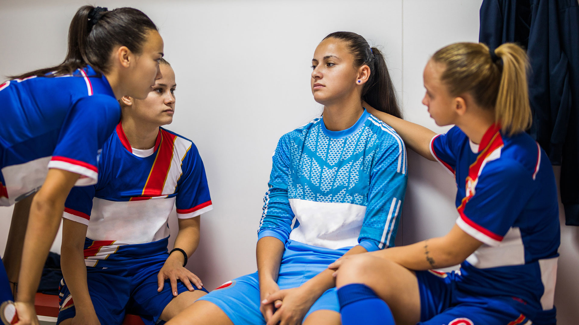 Dispositif Signal-sports - image avec un groupe de quatre jeunes sportives françaises en train de discuter dans un vestiaire