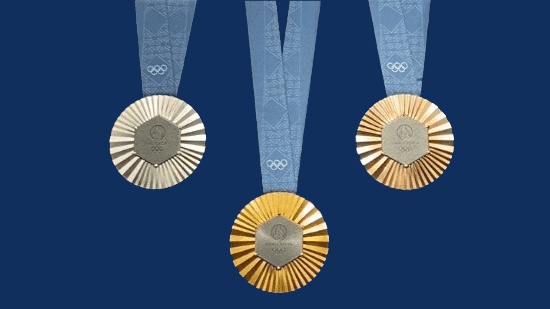 Photo avec 3 médailles JOP (or, argent et bronze) sur fond bleu