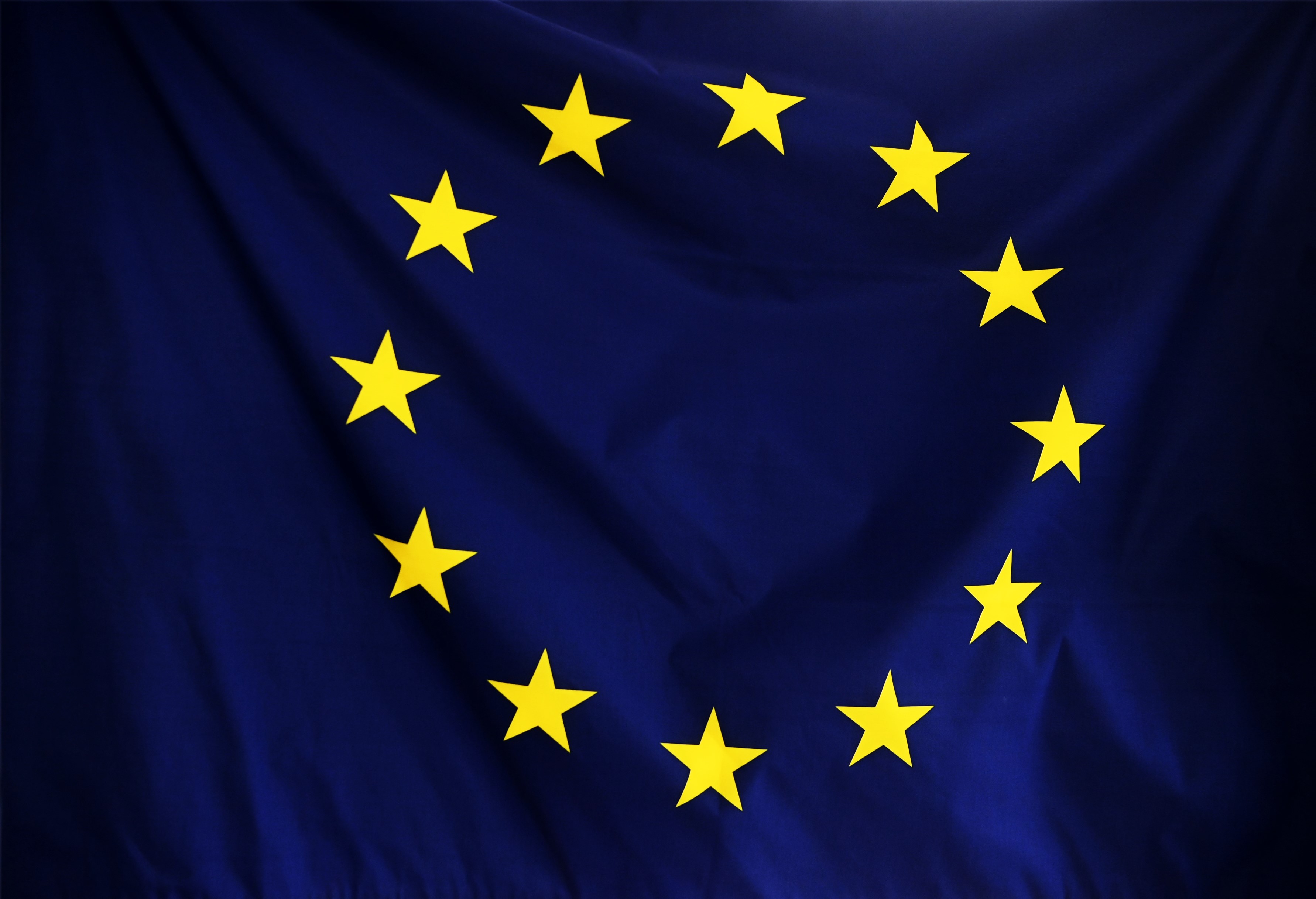 drapeau européen avec les 12 étoiles jaunes sur fond bleu