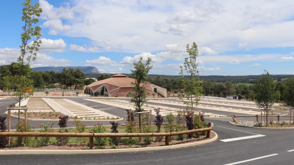 Aire-de-stationnement-250-places-entree-complexe