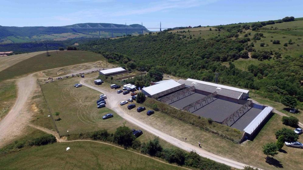 Vue-aerienne-stand-de-tir-et-Viadu-de-Millau