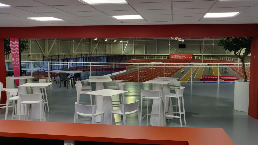 espace-convivialite-vue-sur-halle