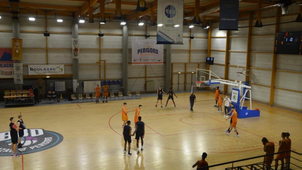 Gymnase-Agora_Salle-avec-basketteurs
