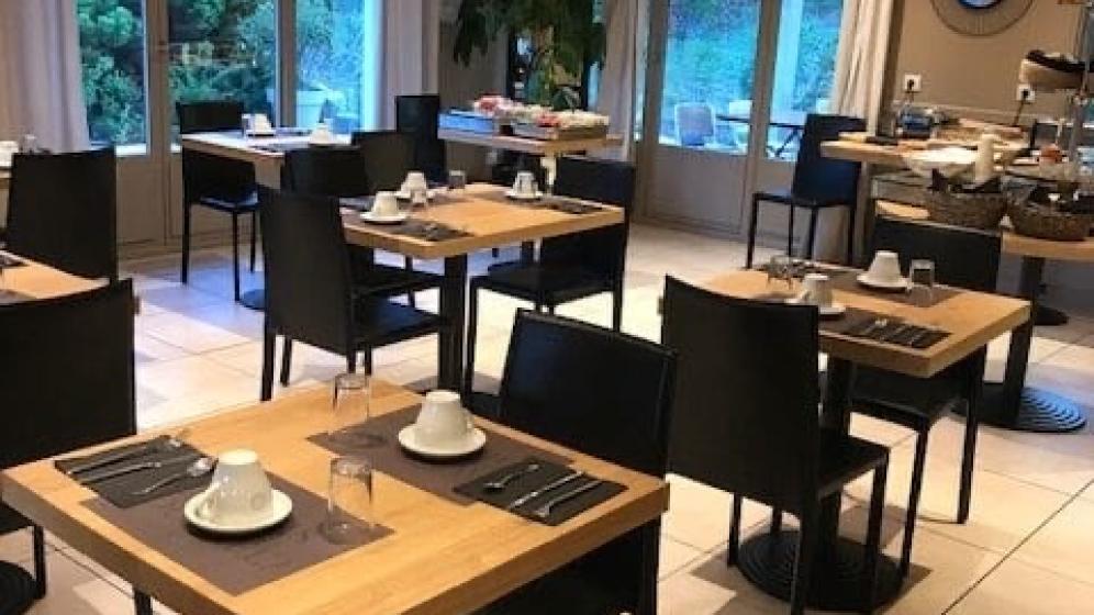 salle-de-restaurant-hotel-rotated