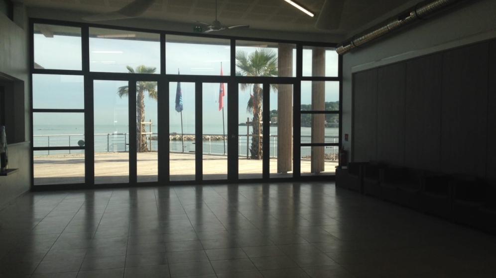 Salle-vue-terrase-Base-Nautique-ponteil