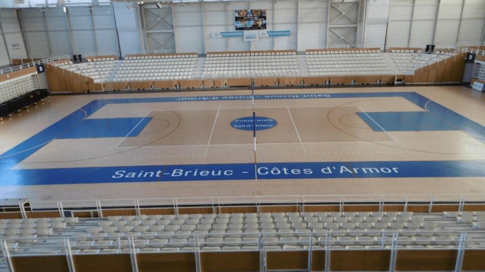 vue-stereden-plateau-sportif-et-tribunes