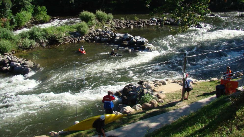 Athletes-in-coached-sessions-on-white-water-stadium-competition-area
