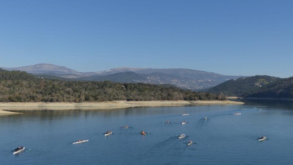 Base-Nautique-Aviron-Lac-Saint-Cassien_vue-lac-avec-avirons