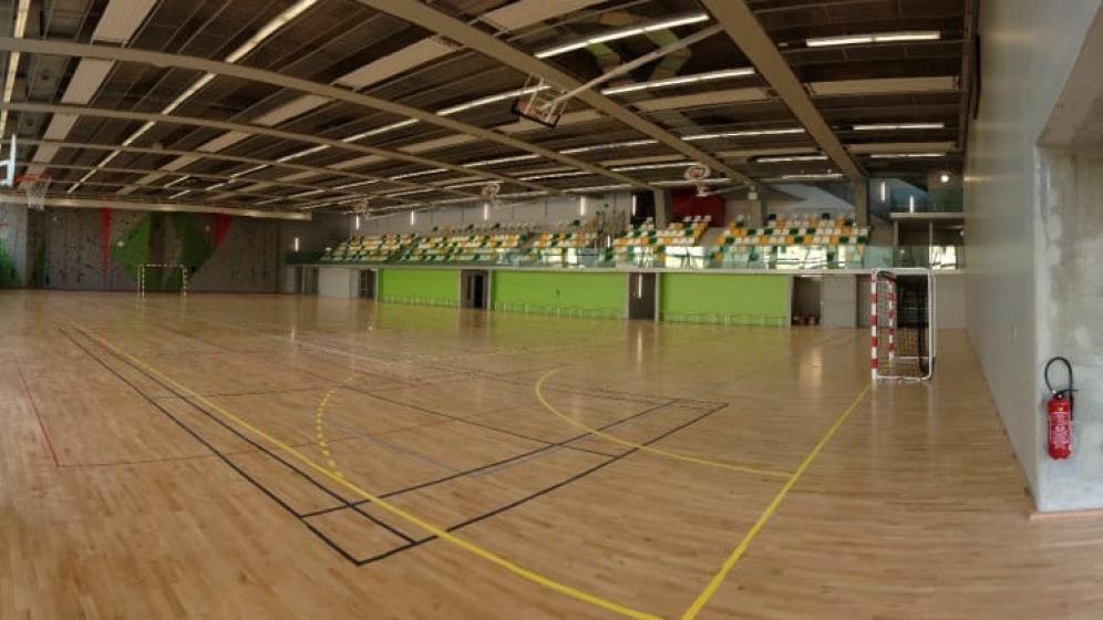 Gymnase-des-Lavandieres-vue-cote-baies-vitrees