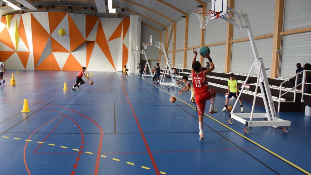 Jeunes-basketteurs-dans-la-salle