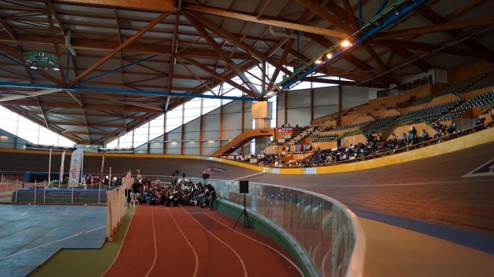 Piste-et-gradins-vue1