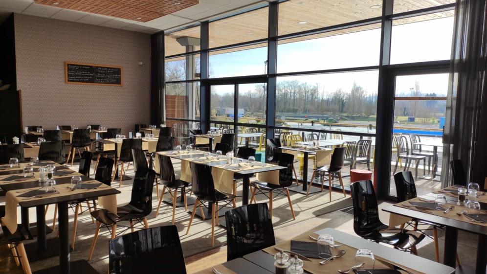 Restaurant_interieur_Stade_dEaux_Vives_Pau